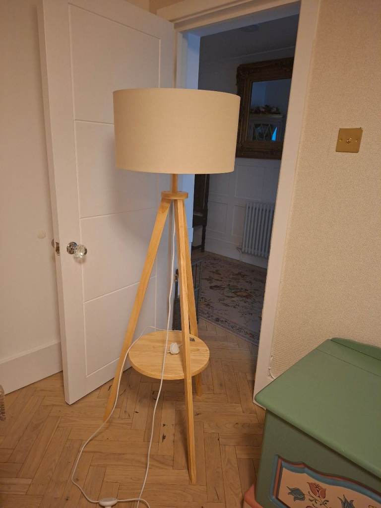 Wooden tripod light 