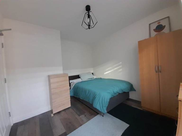 Furnished Double Room to Rent in HMO – CR4 1QG – £800 pcm – Bills Included