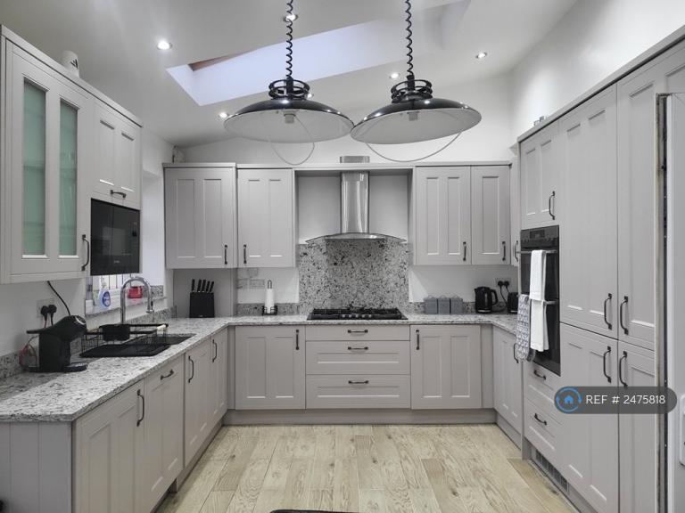 5 bedroom house in Chadwell Heath Lane, Romford, RM6 (5 bed) (#2475818)