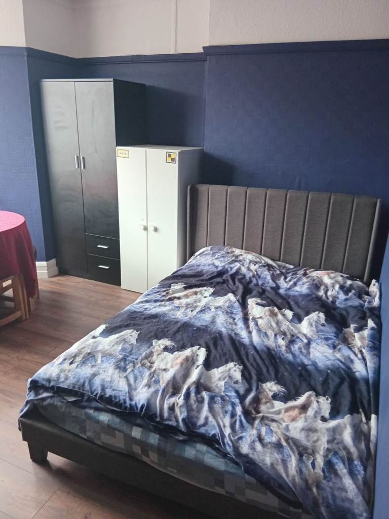 Furnished Studio in N9  All Bills Included 