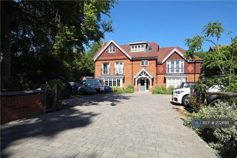 1 bedroom flat in Sayes Court Farm Drive, Addlestone, KT15 (1 bed) (#2726911)