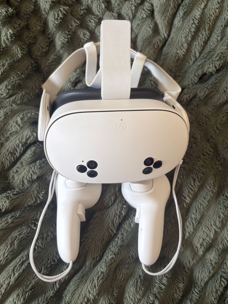 Meta Quest 3S VR Headset & Controllers - White