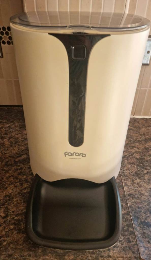 Automatic pet feeder 