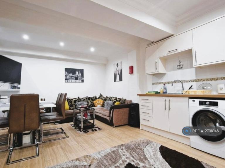 3 bedroom flat in Upton Lane, London, E7 (3 bed) (#2731048)