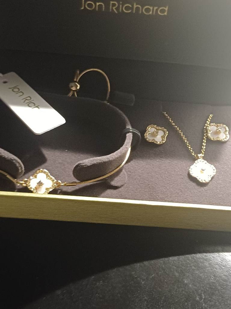 Fad New Jewellery set Jon Richard