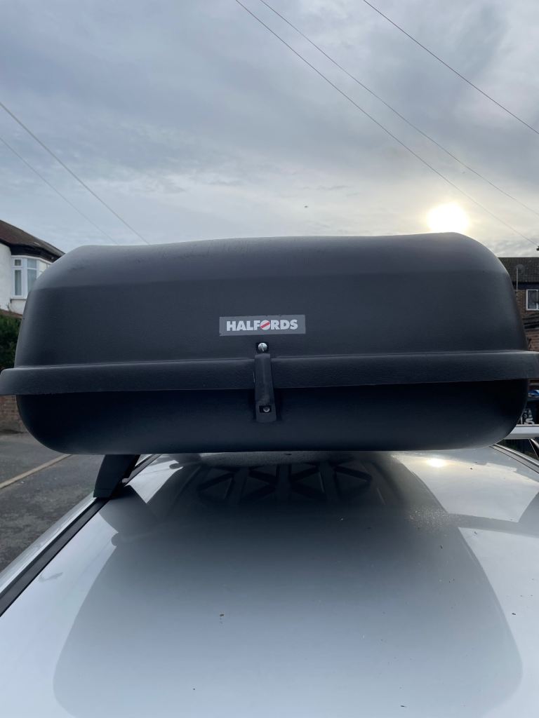 halfords roof box. Long 130cm Wide 90cm  Deep 35cm 500 litres 2 keys Good condition