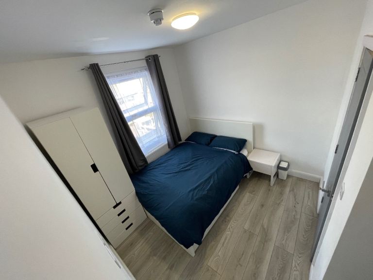 double room with private en-suite available in a clean, well-maintained property in Ilford (IG1).