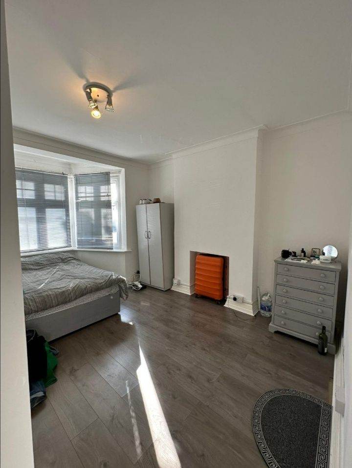 Ensuite room available in Hendon Central