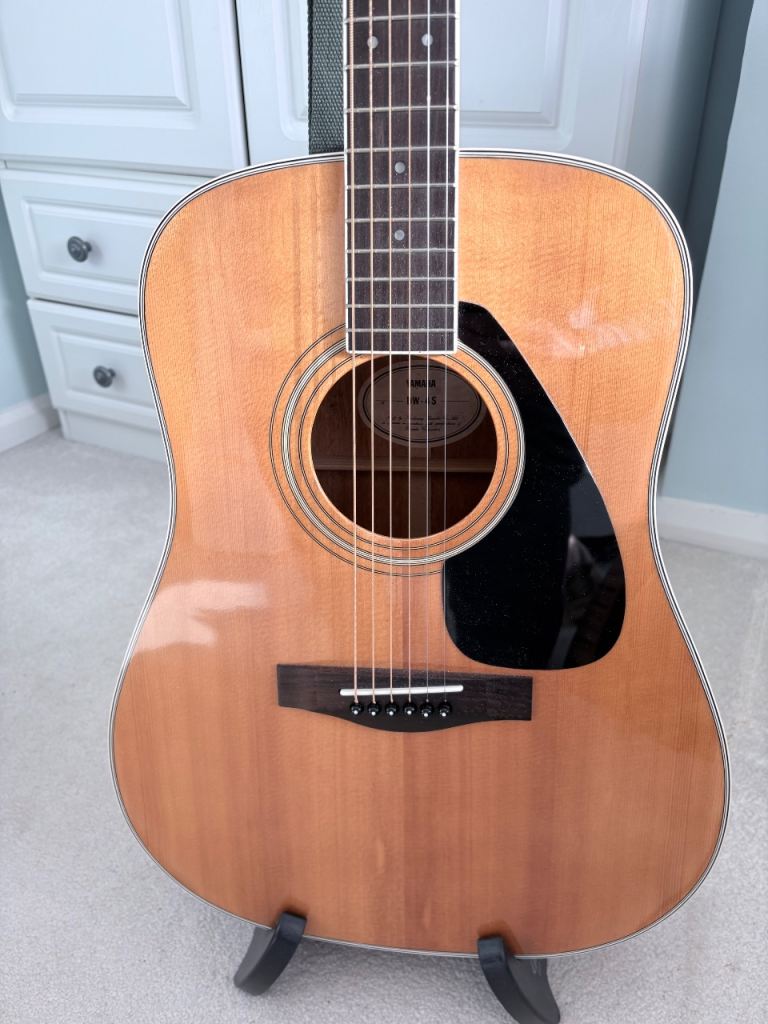 Yamaha DW-4S Acoustic Guitar with accessories 