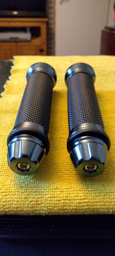 Brand New, Handlebar Grips Motea 2X & Bar Ends titan.