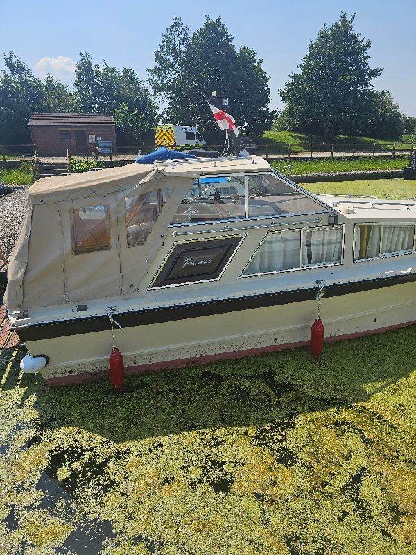 Classic Cabin Cruiser Boat – Good Condition, Multicoloured