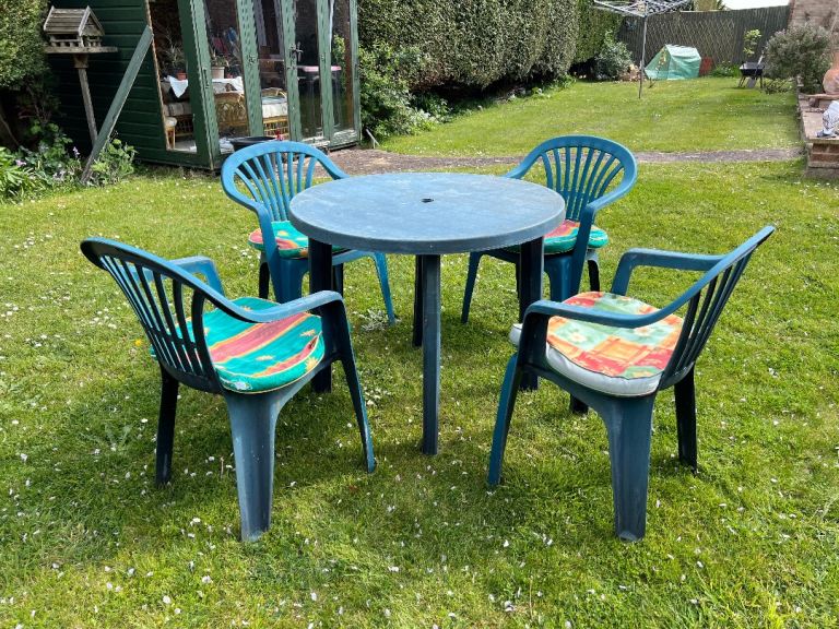 Garden Table & 4 Chairs with Cushions