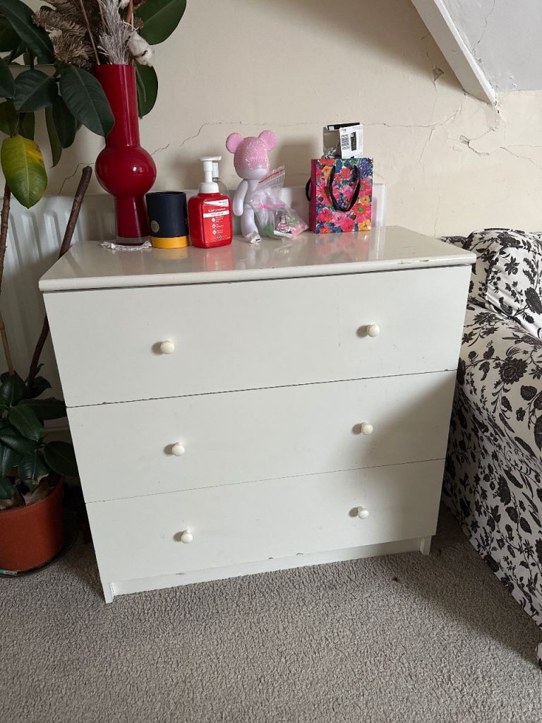 White chest of drawers 