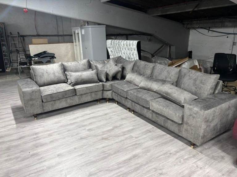 *** CLEARANCE SALE*** Large Grey Corner Sofa – Modern & Spacious
