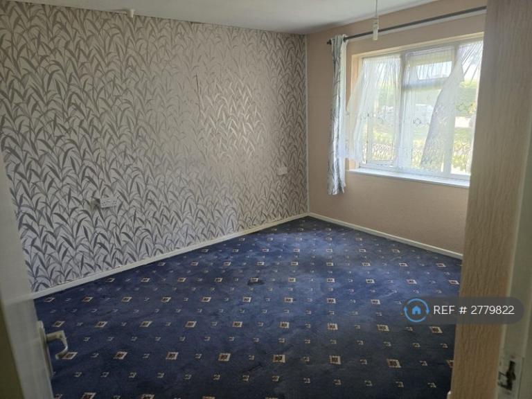 1 bedroom flat in Trelawney Avenue, Slough, SL3 (1 bed) (#2779822)