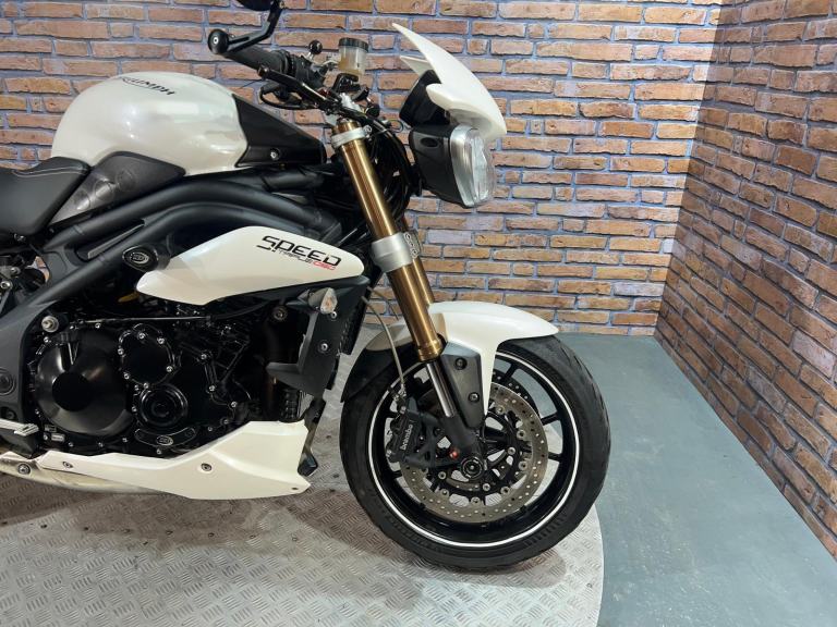 Triumph Speed Triple 1050 - EXCELLENT CONDITION - NATIONWIDE DELIVERY 