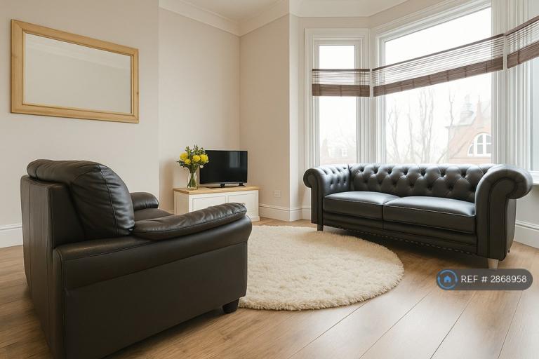 3 bedroom flat in Bainbrigge Road, Leeds, LS6 (3 bed) (#2868958)
