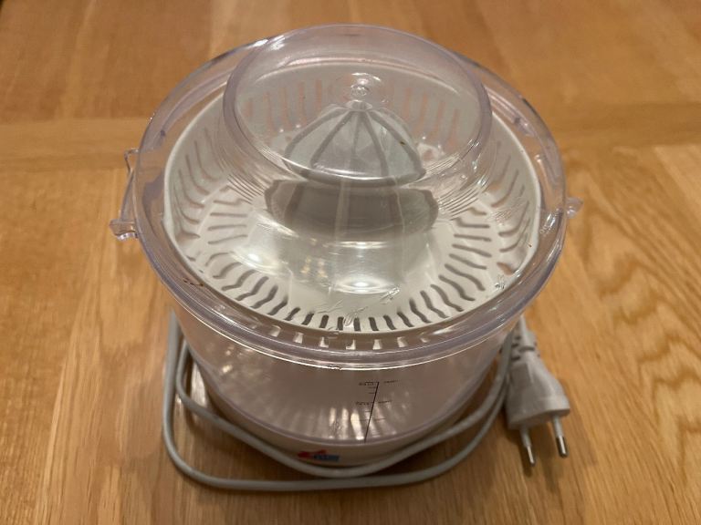 Electric orange juicer with Dutch two pin plug