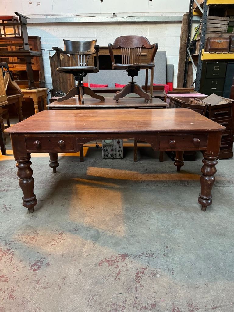 A LARGE VICTORIAN MAHOGANY WRITING /LIBRARY DESK TABLE TWIN DRAWER WITH TURNED BALUSTER LEGS ,