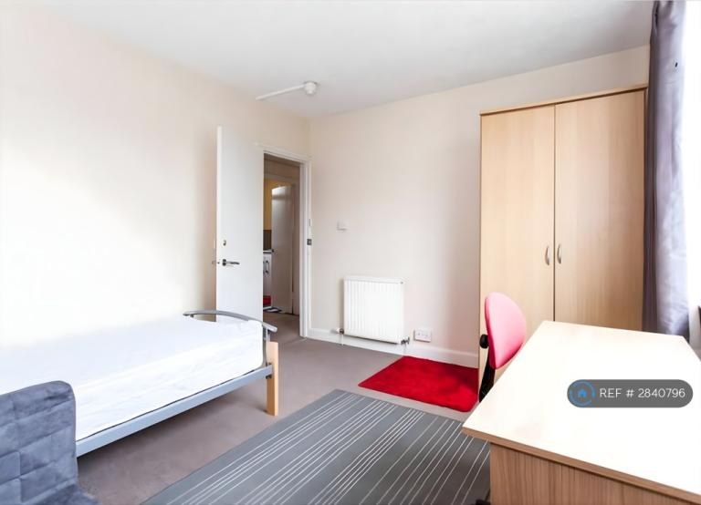 3 bedroom flat in Harvey Goodwin Avenue, Cambridge, CB4 (3 bed) (#2840796)