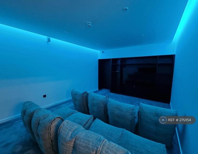 2 bedroom flat in Wharf End, Trafford Park, Manchester, M17 (2 bed) (#2712154)