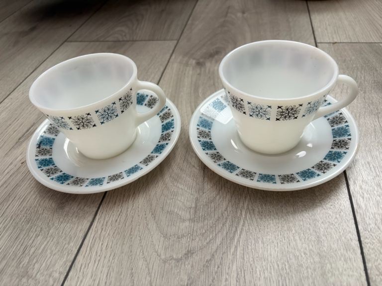 JAJ Vintage Pyrex Chelsea 2x cup and saucers 