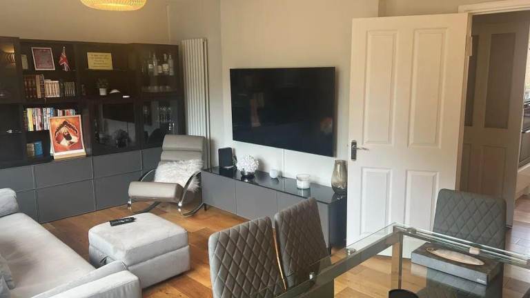 SUPERB REFURBISHED 3 BEDROOM FLAT WITH FREE RESIDENTS PARKING BY TRANSPORT, SCHOOLS & PARKS