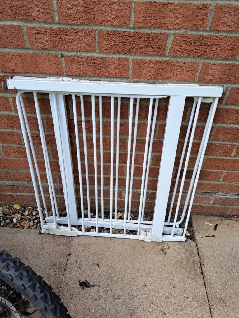 white metal baby/pet gate