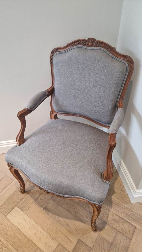 Elegant French-Style Upholstered Armchair – Excellent Condition