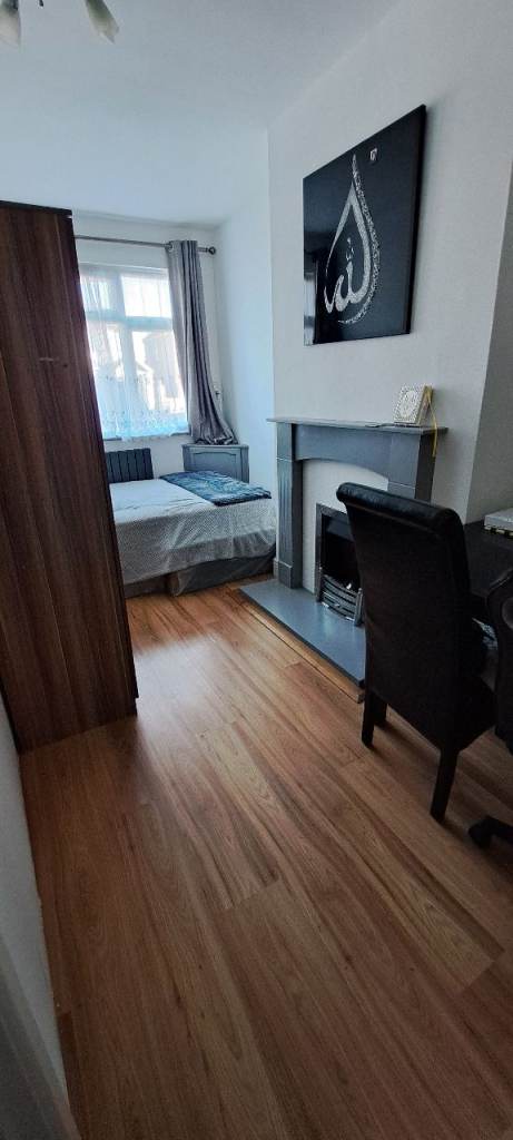 Double room to rent Brand new double bed Newly painted & decorated