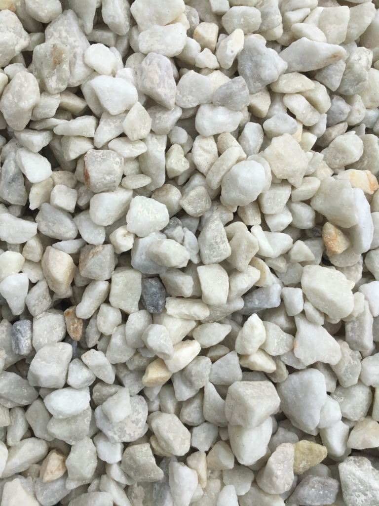 Bulk bags of 20 mm white Spanish marble garden and driveway chips/ gravel/ stones 