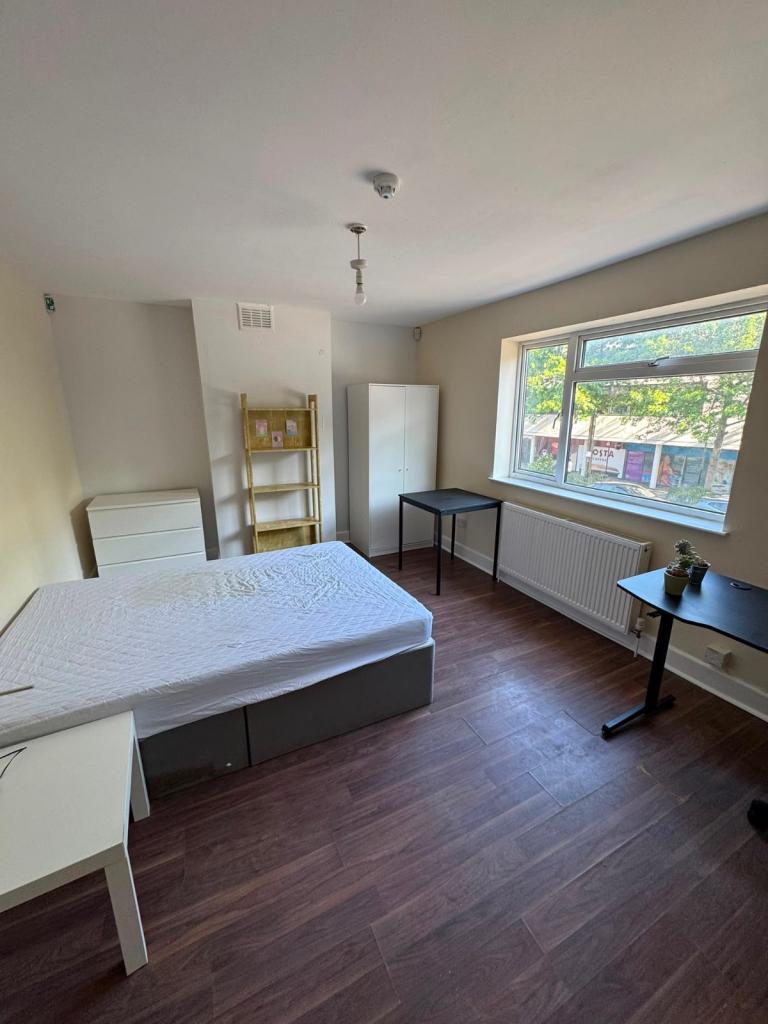 ROOM AVAILABLE SO17 - FULLY FURNISHED- AVAILABLE NOW