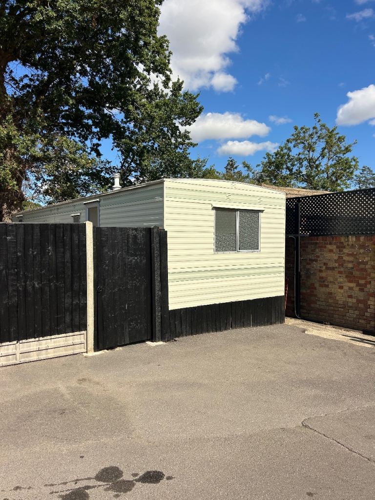 Mobile home to rent/work accommodation /Chertsey / Surrey/ junction 11 M25