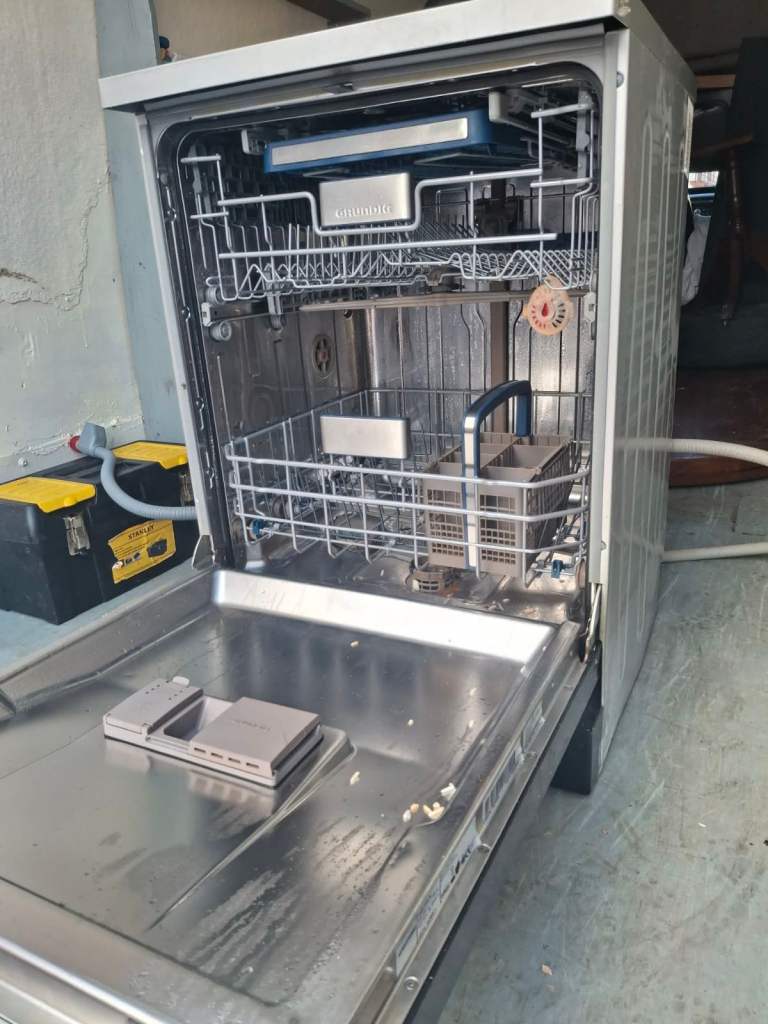 Dishwasher in excellent working condition. (6 months used) (Delivery available with extra cost)