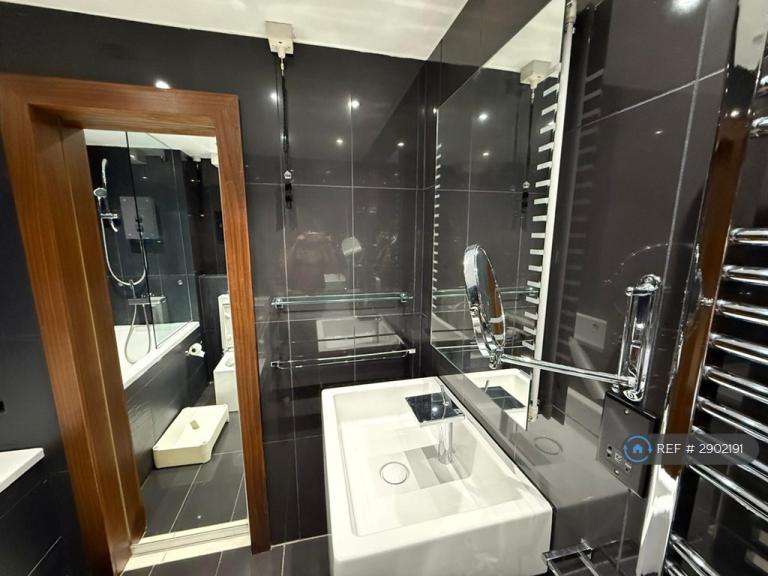 2 bedroom flat in Blake Court, London, SE16 (2 bed) (#2902191)