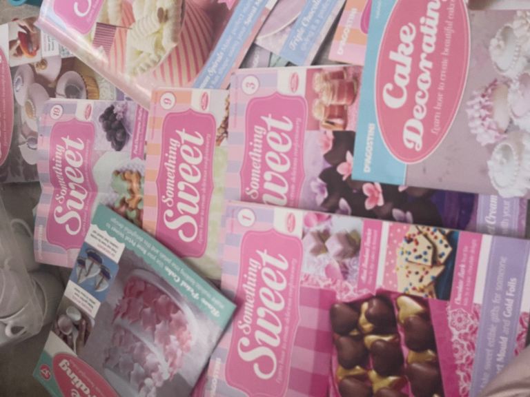 Large bundle of cake making / decorating items 