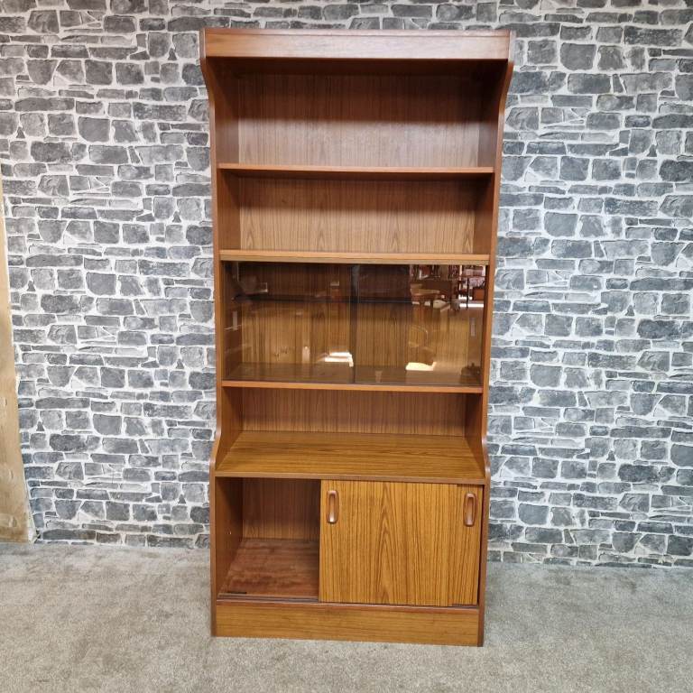 Schreiber Display Unit / Bookcase with Sliding Doors