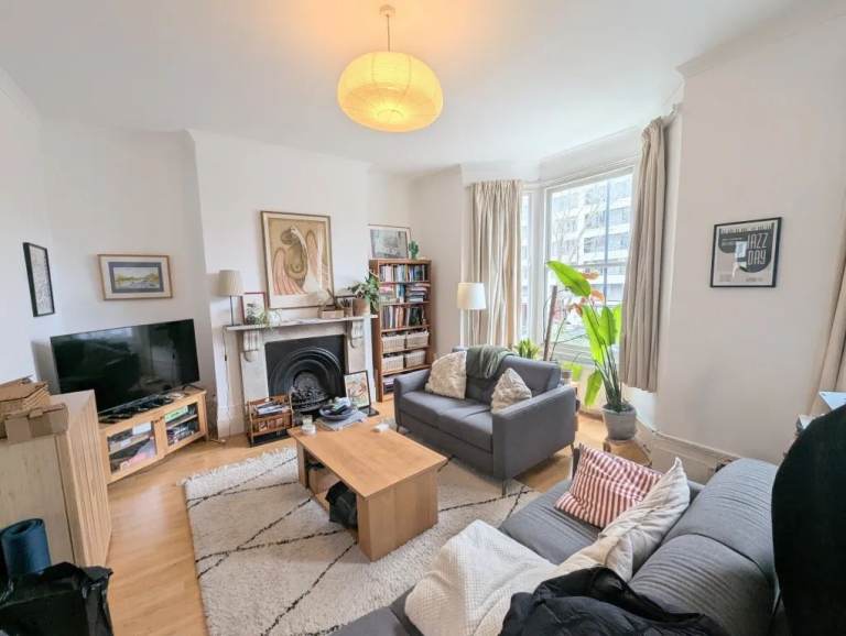 BELSIZE PARK NW3: BEAUTIFUL LARGE ONE BEDROOM FLAT
