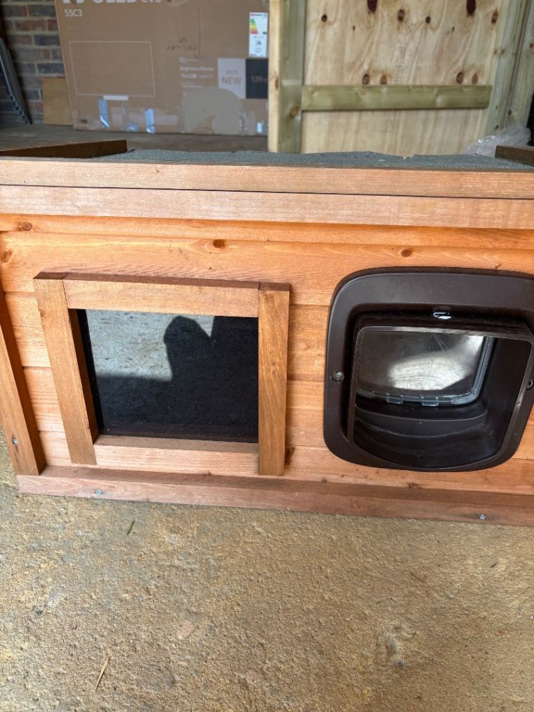 Home & Roost Electronic Cat Outdoor House