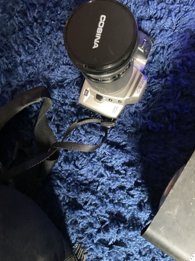 Camera + stand + case + extras 