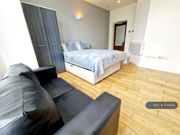 Studio flat in Windsor Road, Newton Heath, M40 (#2744521)