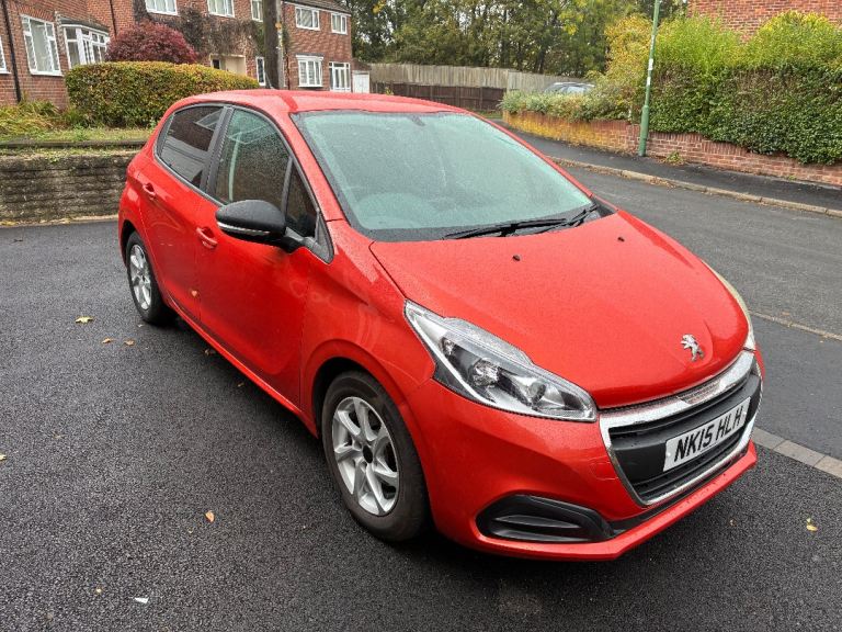 Peugeot 208 - very low mileage
