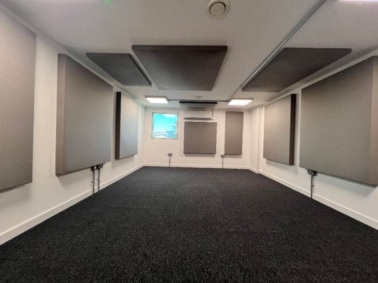 Extra Large Studio to Rent - Willesden 