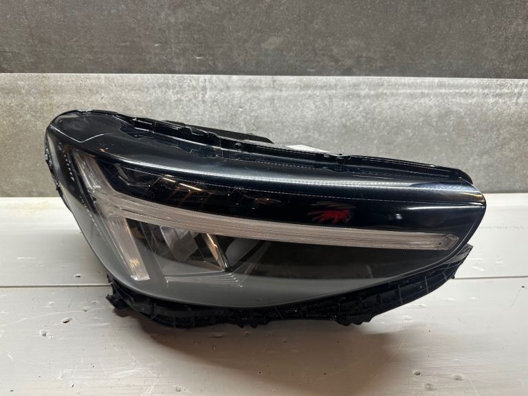 Volvo xc40 2022 / 2023 / 2024 genuine driver side led headlight 