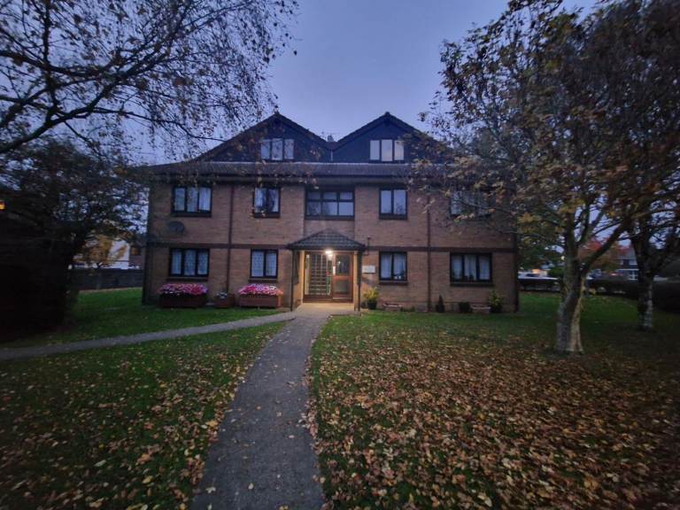 Lovely decoreated two bedroom flat located in a sought after secure cul-de-sac in Poole, Okdale area