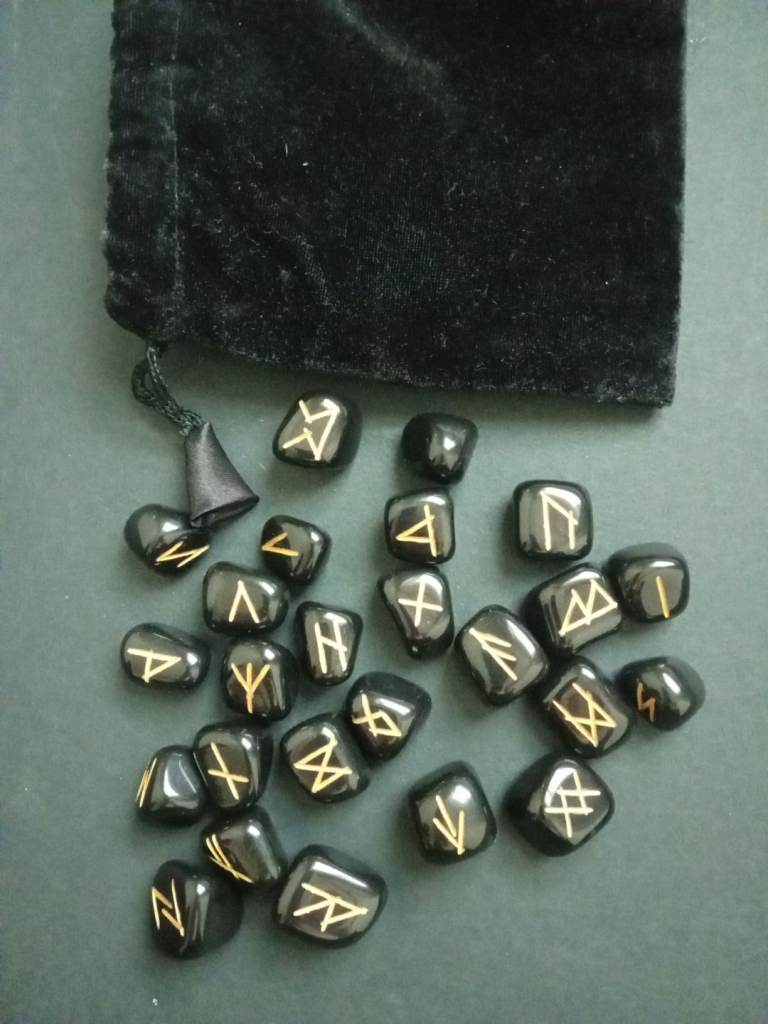 Runes black and gold with velvet bag - 25 pieces 