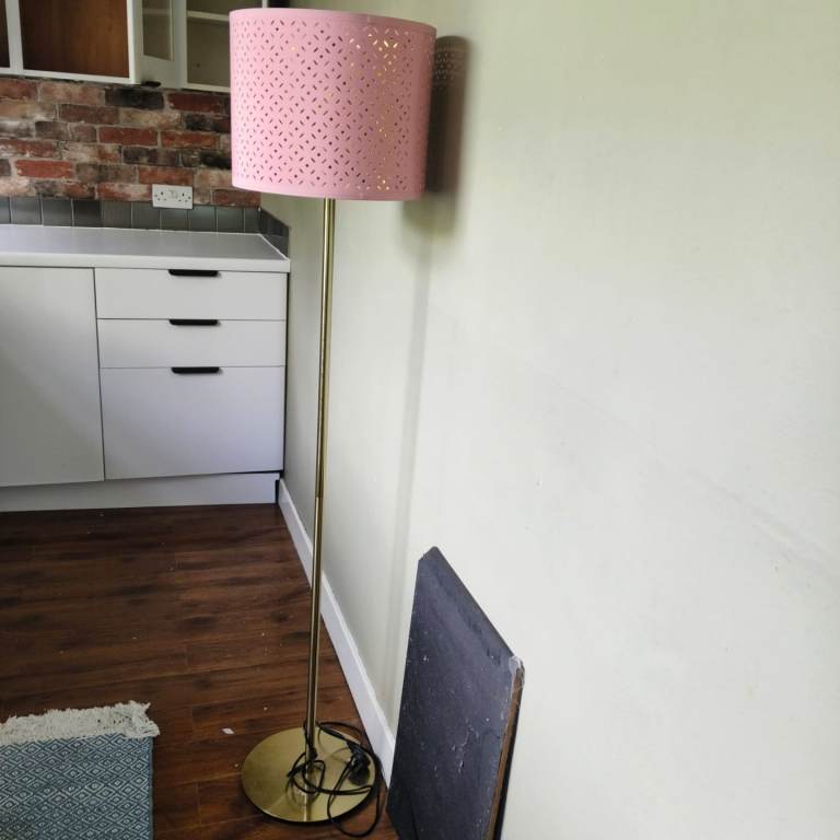 Free standing lamp