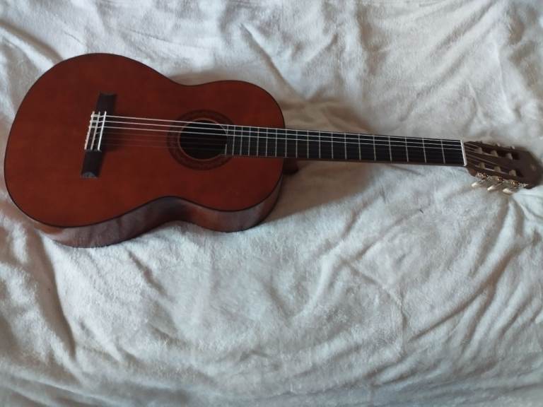 Yamaha C40 Classical Guitar 4/4 and Padded Gig Bag