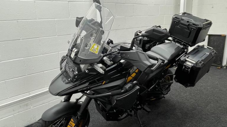 SUZUKI DL1050 TOUR ** FULL LUGGAGE - ENGINE BARS - 12 MONTHS MOT **