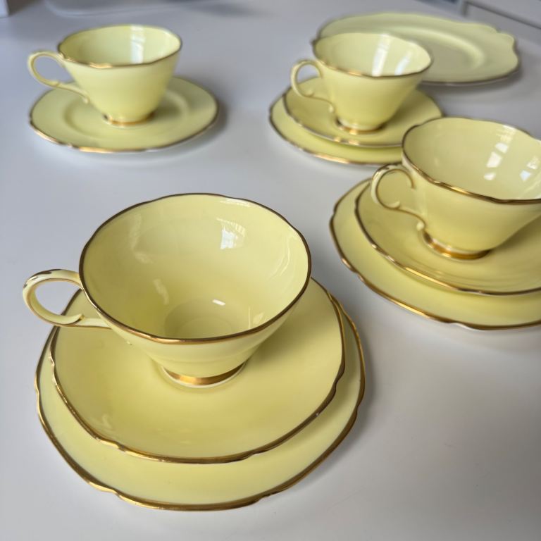 PARAGON H.M THE QUEEN & H.M QUEEN MARY FINE CHINA 12 PIECES TEA SET Yellow RARE